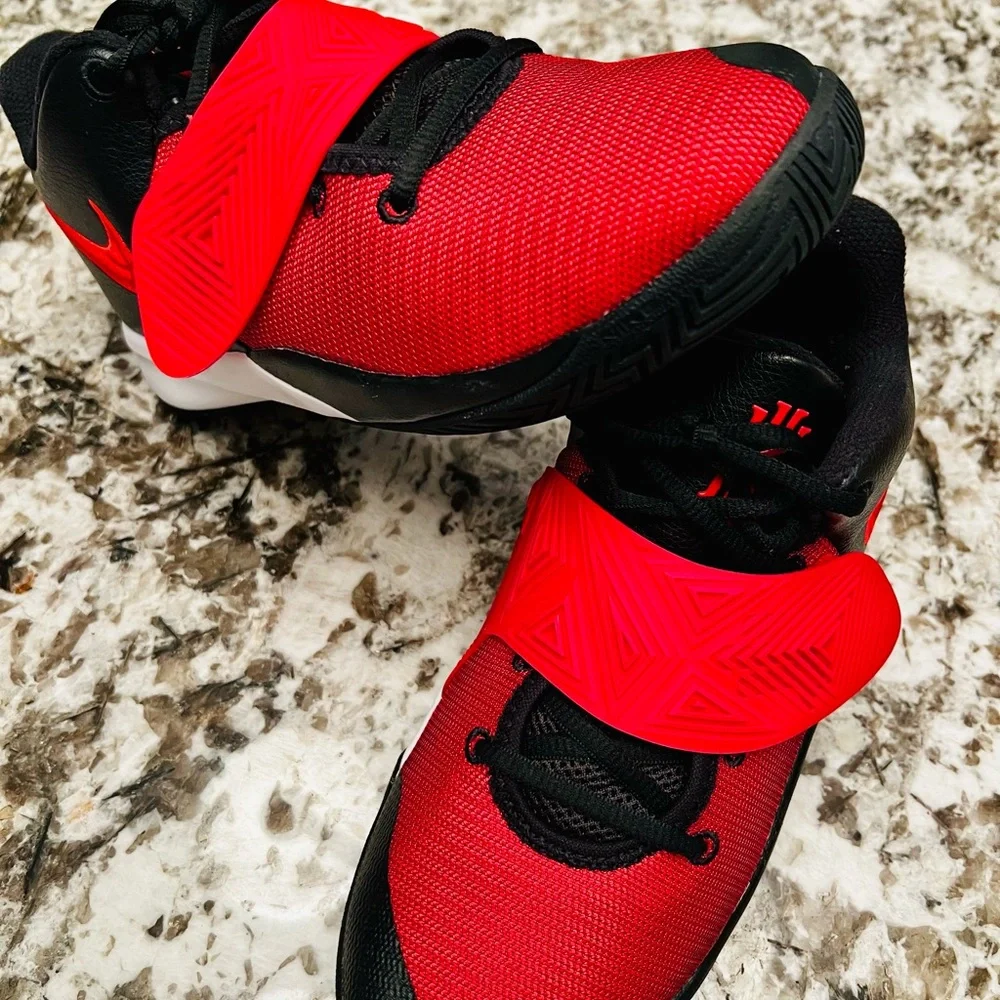 Nike Kids Kyrie Flytrap Causal Basketball Shoes. Big kid size 6.5Y. - Picture 2 of 12